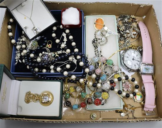 A quantity of costume jewellery.